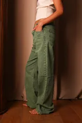 Pantalón de jean verde con corte recto y tiro alto.