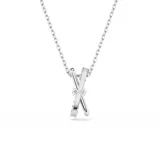 Colgante con cadena plateada y dije en forma de nudo adornado con circonitas blancas. El dije está formado por dos bandas bañadas en rodio, con una circonita de talla ovalada en el centro.