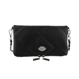 Bandolera negra con diseño matelasseado en forma de rombos, tira de cadena plateada desmontable y logo metálico con forma de labios.