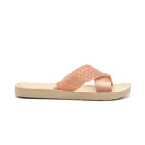 Ojotas Ipanema Sense color rosa nude, con base plana y tira ancha con diseño trenzado.