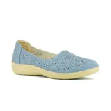 Zapato bajo negro con capellada calada y suela de goma.