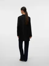 Abrigo negro con cuello de solapa invertida, mangas largas y bolsillos laterales.