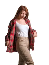 Camisa viyela a cuadros rojos y negros, de manga larga y corte unisex.
