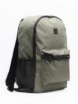 Mochila con estampado tie-dye en tonos grises y blancos, con bolsillo frontal con cierre y logo "Forum Active" estampado. Incluye bolsillo lateral de red para botella.