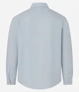 Camisa celeste de corte regular, confeccionada en microfibra, con cuello inglés, mangas largas y abotonado frontal.