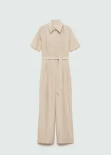 Mono color beige de lino y lyocell, con manga corta, cuello camisero, cierre frontal con cremallera, lazo ajustable en la cintura y bolsillos laterales.