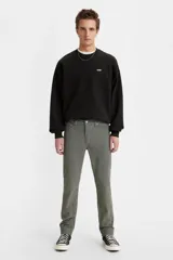 Pantalón de pana color gris, corte slim fit, tiro medio.