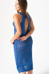 Vestido midi tejido al crochet, color azul, con diseño calado.