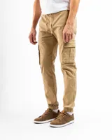 Pantalón cargo estilo jogger color azul marino, con cintura elástica ajustable con cordón, bolsillos laterales con solapa y puños elásticos en los tobillos.