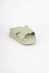 Sandalias abiertas con tiras cruzadas, diseño minimalista y plataforma de 5 cm.