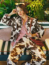 Pantalón de jean ancho con estampado de cebra en tonos marrones y blancos.