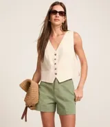 Short de cintura alta en sarga color beige, con bolsillos y costura aparente.