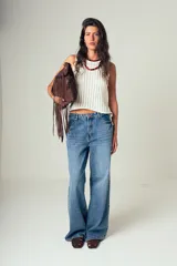 Musculosa marrón de tejido de punto acanalado, sin mangas y corte ajustado.