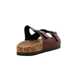 Sandalias marrones de cuero sintético con dos tiras anchas ajustables con hebilla metálica. Suela plana de corcho y base de goma.