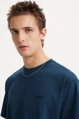 Remera azul marino de algodón con cuello redondo y logo de Levi's bordado en el pecho. Corte clásico.