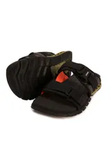 Sandalias Kenner negras con ajuste de hebilla y suela con diseño geométrico en verde militar.