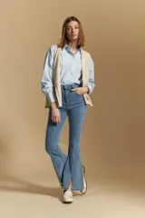 Jean oxford de tiro alto color azul claro, confeccionado en denim cotton spandex. Presenta una silueta oxford con abertura en el dobladillo y costuras decorativas en la parte delantera de las piernas.