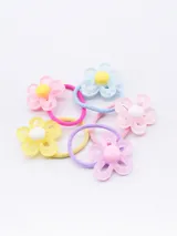 Pack de cinco coleros elásticos para el pelo con apliques de flores de plástico en colores pastel.