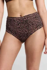 Bombacha tiro alto color marrón con estampado animal print.