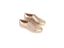 Championes de cuero color dorado con cordones y suela blanca.