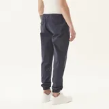 Pantalón de jogging azul marino con cintura elástica ajustable con cordón y tobillos ajustados con elástico.