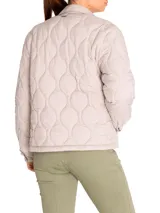 Campera color rosa pálido con diseño acolchado en forma de hojas, cuello camisero, cierre frontal con botones a presión, dos bolsillos de parche en el pecho y corte recto.