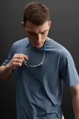 Camiseta deportiva marrón de tejido técnico ligero y elástico con estructura. Cuello redondo, manga corta, costuras planas y logo estampado.
