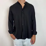 Camisa de lino negra de manga larga, con cuello mao y corte regular.