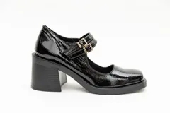 Guillermina de cuero negro con punta cuadrada, taco bloque y correa sobre el empeine con hebilla dorada.