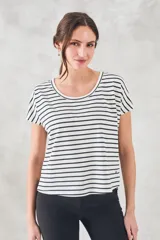 Remera de algodón rayada en blanco y negro, con corte al cuerpo y manga corta.