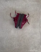 Zapatillas deportivas marrones de cuero vacuno con cordones y suela de goma.