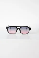 Lentes de sol de mujer con armazón grueso de policarbonato color rosa translúcido y lentes oscuros degradados. Diseño de montura geométrica con puente doble.