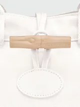 Bolso tipo shopper color marfil con doble asa corta y cierre con broche de madera.