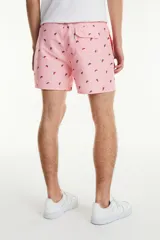 Short de baño rosado con estampado de sandías, cintura elástica con cordón ajustable y bolsillos laterales.
