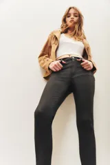 Pantalón jean negro de corte skinny tiro alto, confeccionado en gabardina con elastano y proceso de coating negro que le da apariencia de cuero.