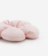 Accesorio para el pelo tipo scrunchie puffer con forma de flor color rosa.