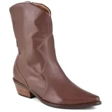 Bota de cuero marrón con caña media, puntera fina y taco bajo de madera.