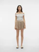 Top de punto blanco con rayas horizontales negras, escote off-shoulder y sin mangas.