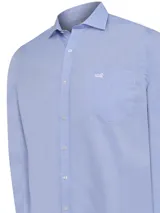 Camisa de hombre celeste a cuadros, de popelina 100% algodón, con cuello italiano, manga larga, bolsillo en el pecho con logo bordado y calce regular. Confeccionada en Portugal.