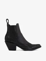 Bota corta estilo cowboy negra, de cuero, con punta afilada y taco ancho y bajo. Presenta bordados tonales en la caña y en la puntera.