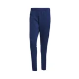 Pantalón de entrenamiento Adidas Squadra 25 azul marino con las tres tiras blancas a los costados. Confeccionado en tejido AEROREADY que absorbe el sudor.