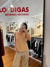 Musculosa color beige de lino y algodón, con escote en V.