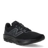 Championes New Balance 520, color negro, ideales para running. Presentan capellada de malla transpirable y detalles en material sintético. Logo de la marca en los laterales y entresuela Fresh Foam para mayor amortiguación.