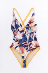Malla enteriza con estampado animal print en tonos azul, blanco y marrón. Tiene breteles finos color amarillo que se cruzan en la espalda.