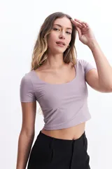 Remera cropped negra de manga corta con escote amplio.