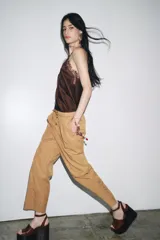Pantalón jogger wide leg color crudo, confeccionado en hilatura con lino. Tiro medio, cintura elástica ajustable con cordones, bolsillos laterales ocultos en costura y pierna ancha.