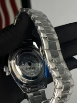 Reloj Rolex Datejust réplica AA+, con malla de acero inoxidable, esfera plateada con indicador de fecha y cristal con lupa sobre el fechador.