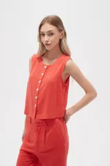 Musculosa color coral sin mangas de viscosa, corte holgado, con botones y cuello a la base.