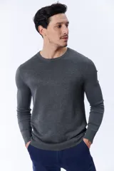 Buzo de punto azul con cuello redondo y corte clásico.