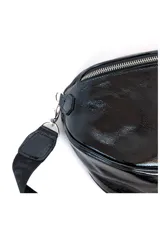 Riñonera negra de cuero charol con correa ajustable y cierre plateado.